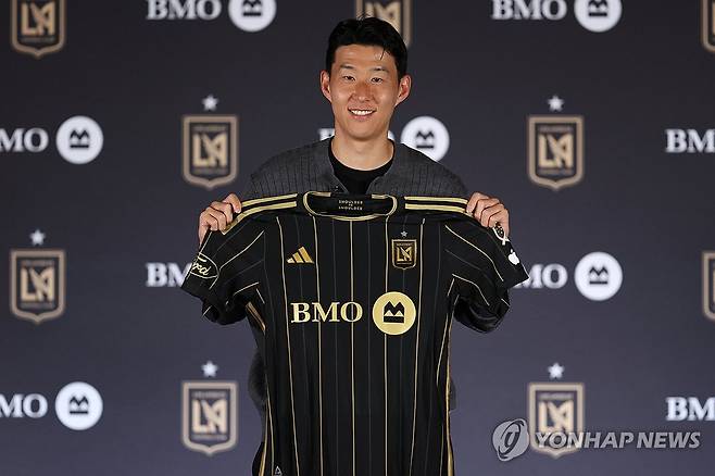 LAFC 유니폼 손에 든 손흥민 (서울=연합뉴스) 손흥민이 6일(현지시간) 미국 로스앤젤레스(LA) BMO 스타디움에서 열린 로스앤젤레스FC(LAFC) 입단 기자회견에서 유니폼을 들고 기념촬영을 하고 있다. 2025.8.7 [LAFC 구단 제공. 재판매 및 DB 금지] photo@yna.co.kr