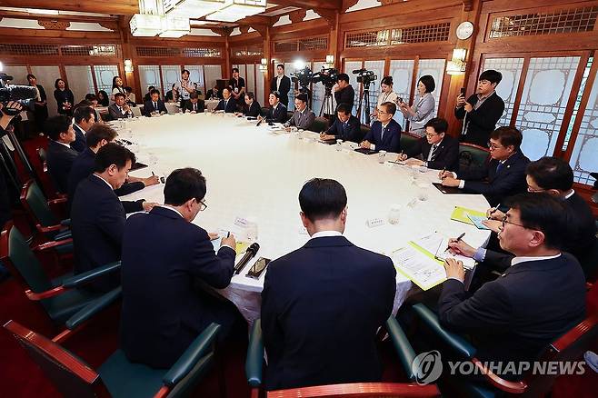 김민석 총리, 고위당정협의회 주재 (서울=연합뉴스) 서대연 기자 = 10일 서울 종로구 삼청동 총리공관에서 김민석 국무총리 주재로 고위당정협의회가 열리고 있다. 2025.8.10 dwise@yna.co.kr