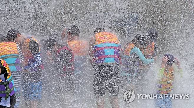 '덥다 더워' [연합뉴스 자료사진]