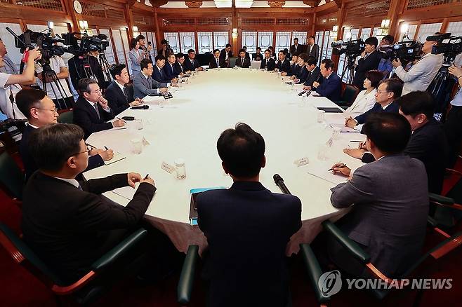 김민석 총리, 고위당정협의회 주재 (서울=연합뉴스) 서대연 기자 = 10일 서울 종로구 삼청동 총리공관에서 김민석 국무총리 주재로 고위당정협의회가 열리고 있다. 2025.8.10 dwise@yna.co.kr