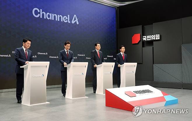 방송토론 준비하는 후보들 (서울=연합뉴스) 10일 서울 광화문 채널A스튜디오에서 국민의힘 8·22 전당대회 첫 방송토론회에 앞서 안철수(왼쪽부터), 조경태, 장동혁, 김문수 후보가 토론 준비를 하고 있다. 2025.8.10 [국회사진기자단] photo@yna.co.kr