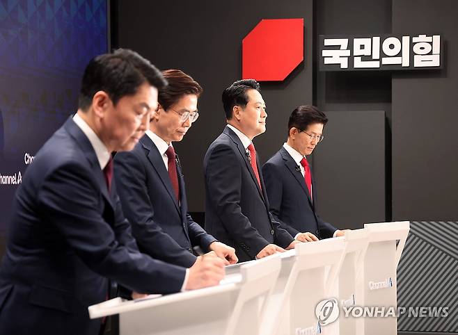 방송토론 준비하는 후보들 (서울=연합뉴스) 10일 서울 광화문 채널A스튜디오에서 국민의힘 8·22 전당대회 첫 방송토론회에 앞서 안철수(왼쪽부터), 조경태, 장동혁, 김문수 후보가 토론 준비를 하고 있다. 2025.8.10 [국회사진기자단] photo@yna.co.kr