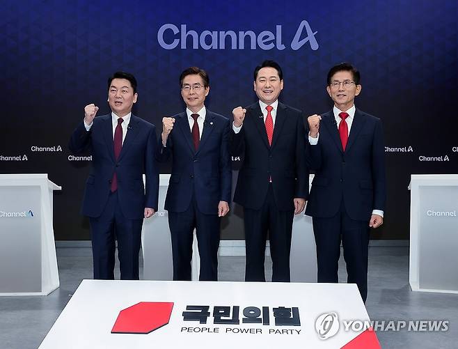 방송토론회 앞서 기념촬영하는 후보들 (서울=연합뉴스) 10일 서울 광화문 채널A스튜디오에서 국민의힘 8·22 전당대회 첫 방송토론회에 앞서 안철수(왼쪽부터), 조경태, 장동혁, 김문수 후보가 기념촬영을 하고 있다. 2025.8.10 [국회사진기자단] photo@yna.co.kr