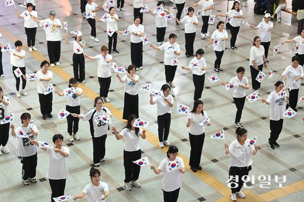 제80주년 광복절을 나흘 앞둔 11일 오후 수원역 대합실에서 수원시 권선구 주민자치센터 수강생들이 ‘광복, 그날의 기쁨’을 주제로 플래시몹 공연을 펼치고 있다. 2025.8.11 /최은성기자 ces7198@kyeongin.com