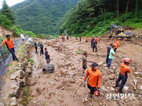 가평에서 산사태로 인해 매몰자가 발생해 소방 특수대응단이 진입 후 수색 하는 모습.2025.7.20 /경기도소방재난본부 제공