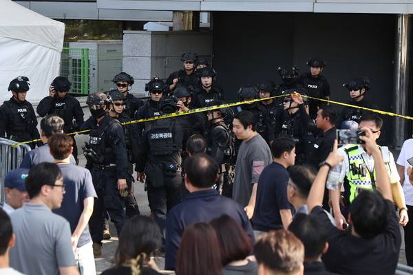 10일 서울 올림픽공원 KSPO돔(올림픽체조경기장)에서 폭발물 설치 신고가 접수된 가운데 수색을 마친 특공대가 이동하고 있다. 2025.8.10 /연합뉴스