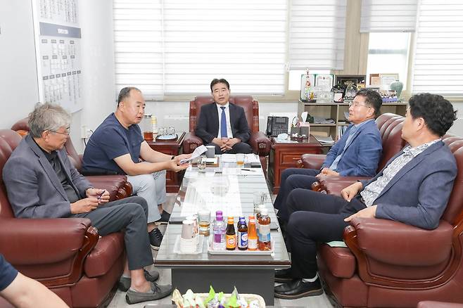 ▲ 김운남(중앙) 고양시의회 의장과 이승훈(우측 첫번째) 대한전문건설협회 고양시 운영위원장을 비롯해 임원들과 지역 건설업 활성화 방안을 논의하고 있다. /사진 제공=고양시의회