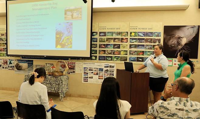 ▲ 미국 하와이주 오아후섬의 하나우마 베이(Hanauma Bay)를 찾은 방문객이 '하나우마베이 해양교육센터'에서 &nbsp;환경보호 교육을 받고 있다. &nbsp;/이재민 기자 leejm@incheonilbo.com