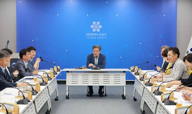 정용래 유성구청장이 11일 열린 간부회의를 주재하고 있다. (사진= 대전 유성구)