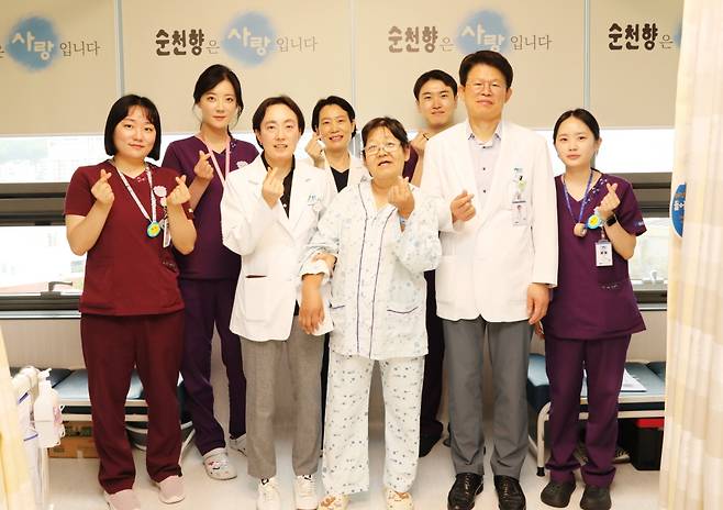 (기념촬영하는 환자와 의료진)