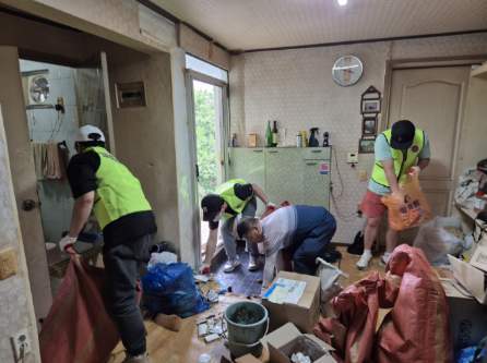 독거노인을 위한 청소 봉사