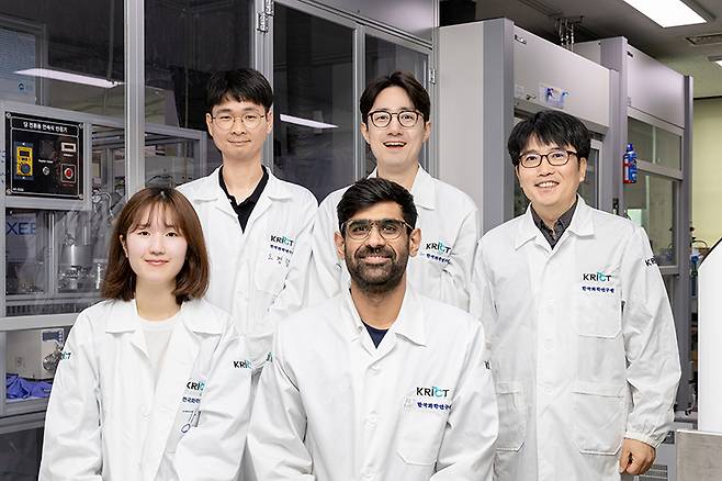 왼쪽 아래부터 시계 반대 방향으로 노유림 학생연구원(1저자), Ali Awad 학생연구원(1저자), 황영규 책임(교신저자), 김지훈 선임(교신저자), 오경렬 선임(공동저자)