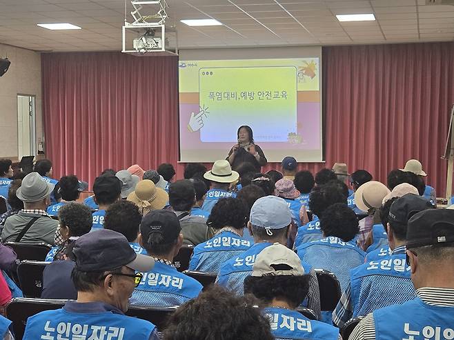 여수시가 최근 노인일자리 참여자를 대상으로 폭염대비 안전교육을 진행했다.  <여수시 제공>