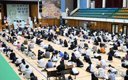 11일 인제체육관에서 열린 2025 만해축전 제27회 전국고교생백일장에 참가한 문학 청소년들이