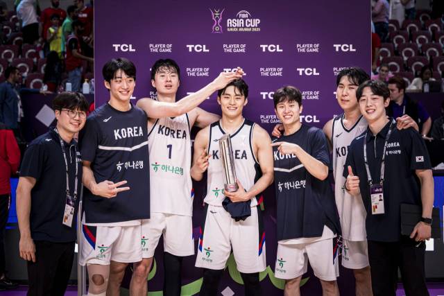 한국 남자 농구 대표팀이 11일 사우디아라비아에서 열린 2025 FIBA 아시아컵 조별리그 A조 3차전을 승리로 이끈 뒤 경기 최우수선수로 선정된 유기상(가운데)과 함께 기념 사진을 찍고 있다. FIBA 홈페이지 제공