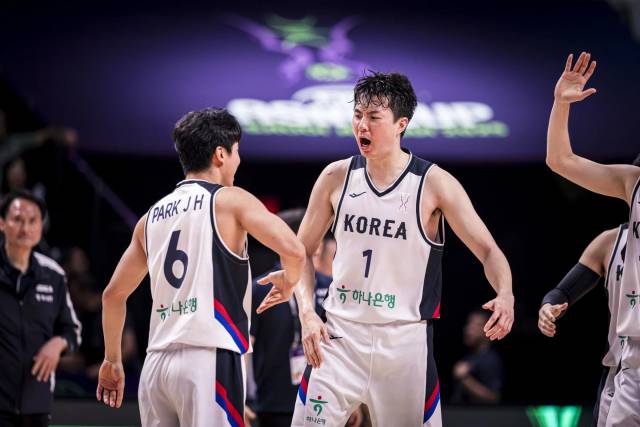 한국 남자 농구 대표팀의 이현중(오른쪽). FIBA 홈페이지 제공