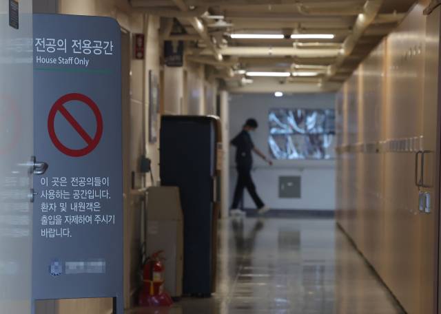 사직 전공의 등을 대상으로 한 하반기 전공의 모집을 하루 앞둔 10일 서울의 한 대학 병원 전공의 공간 모습. 연합뉴스