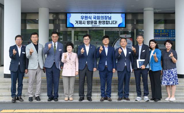 우원식 국회의장이 11일 경남 거제시를 찾았다. 이날 오전 10시께 한화오션 거제사업장을 방문해 경영진과 환담 후 조업 현장을 둘러본 우 의장은 이어 거제시청으로 이동해 ‘지역 현안 소통 간담회’를 진행했다. 거제시 제공