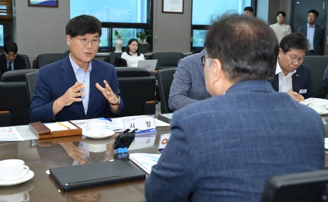 우원식 국회의장이 11일 경남 거제시를 찾았다. 이날 오전 10시께 한화오션 거제사업장을 방문해 경영진과 환담 후 조업 현장을 둘러본 우 의장은 이어 거제시청으로 이동해 ‘지역 현안 소통 간담회’를 진행했다. 거제시 제공