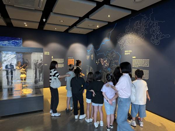 경산시는 임당유적전시관에서 경산 지역 초등학생 10명이 참석한 가운데"임당유적전시관 디지털 체험 프로그램"을 운영했다. 마인크래프트전 해설. 경산시.