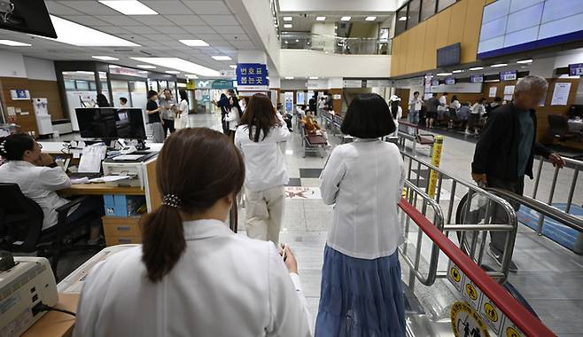 최근 대구지역 한 수련병원에서 의료진들이 이동하고 있다.<영남일보 DB>