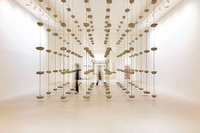 모나&nbsp;하툼, Remains&nbsp;to&nbsp;be&nbsp;Seen, 2019,&nbsp;콘크리트,&nbsp;철근,&nbsp;528&nbsp;x&nbsp;530&nbsp;x&nbsp;530&nbsp;cm.&nbsp;사진제공=포도뮤지엄.