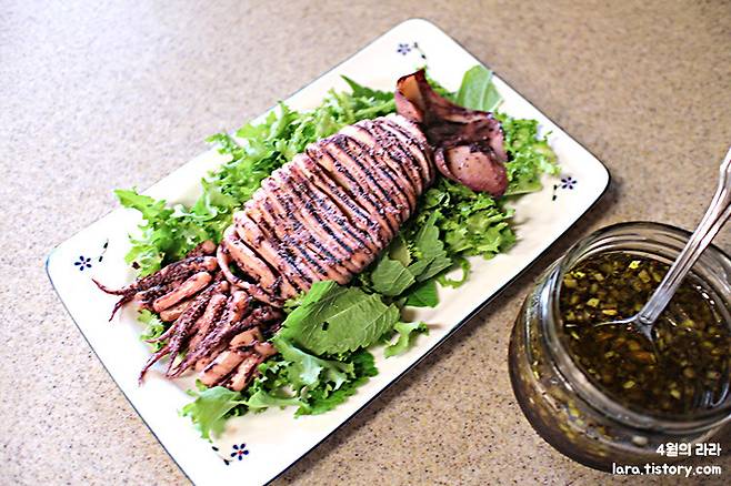 오징어를 샐러드위에 올려둔 모습