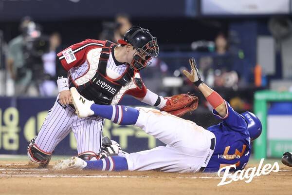 10일 한화 이글스 손아섭이 과감한 홈 쇄도로 득점을 올리고 있다. (사진=한화 이글스)