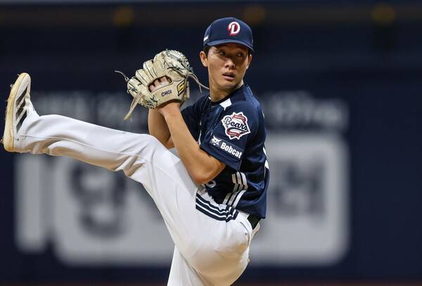 두산 최민석이 역동적인 폼으로 투구하고 있다. 사진 | 두산