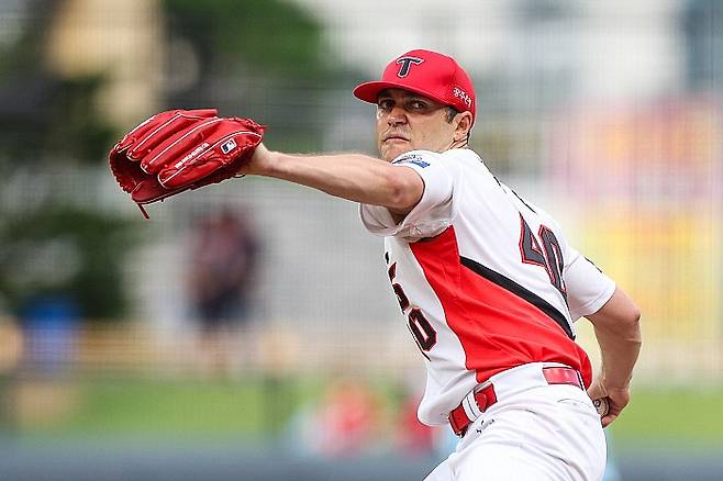 프로야구 KIA타이거즈의 제임스 네일이 역투를 하고 있다. KIA구단 제공.