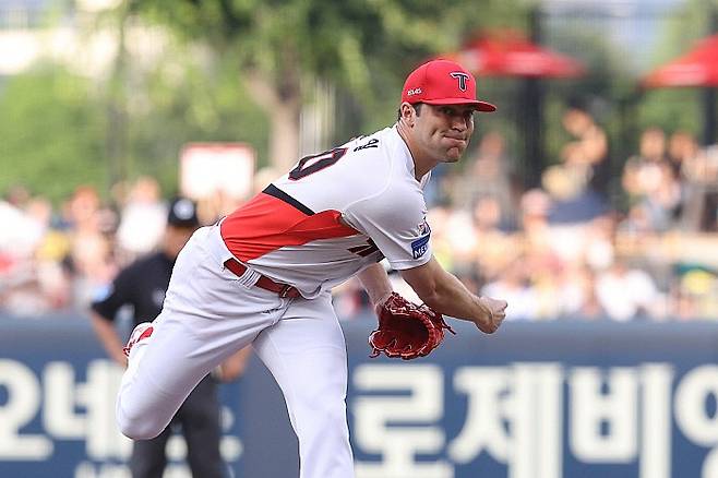 프로야구 KIA타이거즈의 제임스 네일이 역투를 하고 있다. KIA구단 제공.