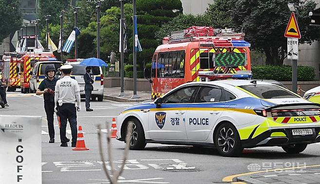 11일 오전 광주 동구 대인동 롯데백화점 앞. 폭발물이 설치됐다는 신고가 접수돼 경찰이 백화점 내부를 수색하고 있다. 양광삼 기자 ygs02@mdlibo.com