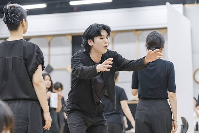 극립극장 전속단체 국립창극단 신작 ‘심청’의 연습 장면. 심봉사 역의 김준수가 오열하고 있다.(사진=국립극장).