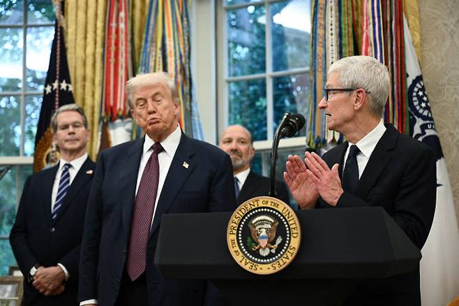 6일(현지시간) 미국 워싱턴DC 백악관 집무실(Oval Office)에서 팀 쿡 애플 최고경영자(CEO)가 발언하고 있다. 왼쪽부터 스콧 베센트 재무장관, 도널드 트럼프 미국 대통령, 하워드 루트닉 상무장관이 지켜보고 있다. 이날 애플은 향후 4년간 미국 내 투자 총액을 6000억달러로 늘리기 위해 추가로 1000억달러를 투자하겠다고 발표했다. (사진=AFP)