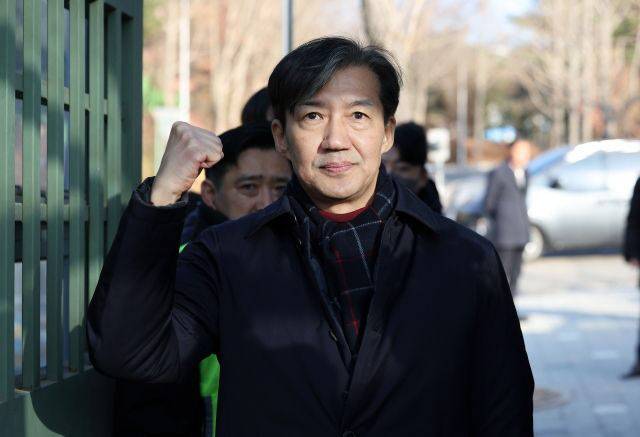 자녀 입시비리 혐의 등으로 징역형이 확정돼 수감되는 조국 전 조국혁신당 대표가 지난해 12월 16일 오전 경기도 의왕시 서울구치소로 출석하며 지지자들을 향해 주먹을 쥐고 있다. (사진=뉴시스)