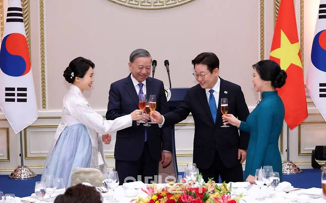 이재명 대통령과 부인 김혜경 여사, 또 럼 베트남 당서기장과 부인 응오 프엉 리 여사가 11일 청와대 영빈관에서 열린 국빈만찬에서 기념 건배를 하고 있다.(사진=뉴시스)