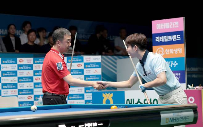 모리 유스케와 엄상필이 결승전에 앞서 서로 악수를 나누고 있다. 사진=PBA