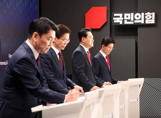 10일 서울 광화문 채널A스튜디오에서 국민의힘 8·22 전당대회 첫 방송토론회에 앞서 안철수(왼쪽부터), 조경태, 장동혁, 김문수 후보가 토론 준비를 하고 있다. 〈사진=국회사진기자단/연합뉴스〉