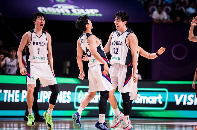 한국 농구대표팀이 레바논을 꺾고 아시아컵 조별리그를 2위로 통과했다.(FIBA 제공)