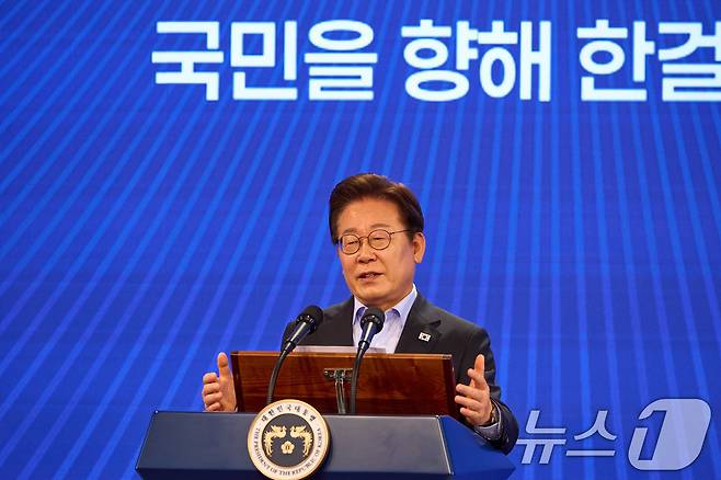 이재명 대통령이 31일 서울 종로구 정부서울청사에서 열린 '국민주권시대 공직자의 길' 고위공직자 워크숍에서 '국민주권 정부 국정운영 방향과 고위공직자 자세' 주제로 특강을 하고 있다. (대통령실 제공. 재판매 및 DB금지) 2025.7.31/뉴스1 ⓒ News1 이재명 기자