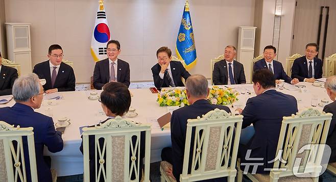 이재명 대통령이 13일 서울 용산구 대통령실에서 열린 6경제단체와 기업인 간담회에서 참석자의 발언을 경청하고 있다. (대통령실 제공. 재판매 및 DB 금지) 2025.6.13/뉴스1 ⓒ News1 허경 기자