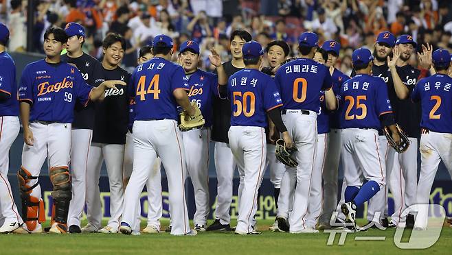 10일 오후 서울 송파구 잠실야구장에서 열린 프로야구 '2025 신한 SOL뱅크 KBO 리그' 한화 이글스와 LG 트윈스의 경기에서 5대4로 승리한 한화 선수들이 기뻐하고 있다. 2025.8.10/뉴스1 ⓒ News1 황기선 기자