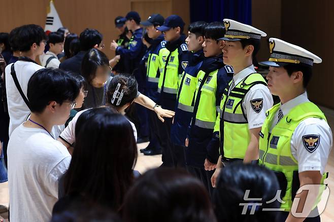 11일 오전 서울 서대문구 미근동 경찰청 참수리홀에서 열린 시민과 함께하는 경찰복제개선 현장 시제품 시민 품평회에서 시민 평가단이 시제품을 살펴보고 있다. ⓒ News1 박정호 기자