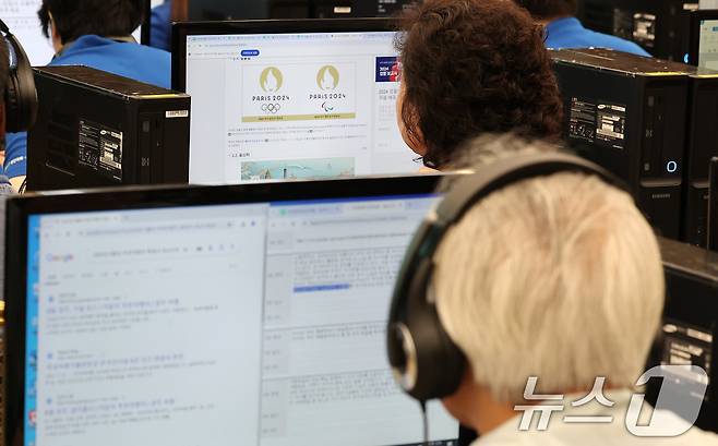 2024년 9월 10일 서울 용산구 백범김구기념관에서 열린 2024 국민행복 IT 경진대회 본선에 참가한 한 고령 응시자가 시험을 치르고 있다. 2024.9.10/<자료 사진>뉴스1 ⓒ News1 김성진 기자