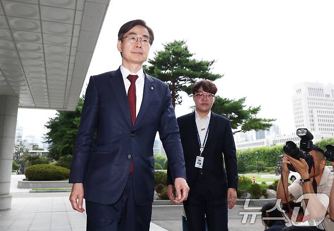 국민의힘 당대표 후보에 출마한 조경태 의원이 11일 오전 내란특검 사무실이 마련된 서울 서초동 서울고등검찰청에서 참고인 조사를 받기 위해 출석하고 있다. 2025.8.11/뉴스1 ⓒ News1 김민지 기자