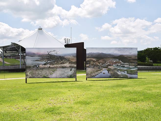 원성원, 황금털을 가진 멧돼지, 2010/2025,  천 위에 염료프린트,  250×420cm(2 패널), 사진 이의록, 경기도 및 작가 제공