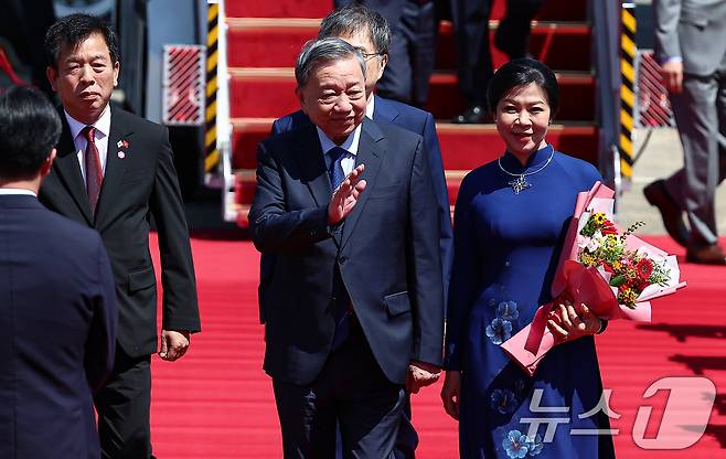 또 럼 베트남 공산당 서기장 내외가 10일 경기 성남시 서울공항을 통해 방한하고 있다. 2025.8.10/뉴스1 ⓒ News1 김도우 기자