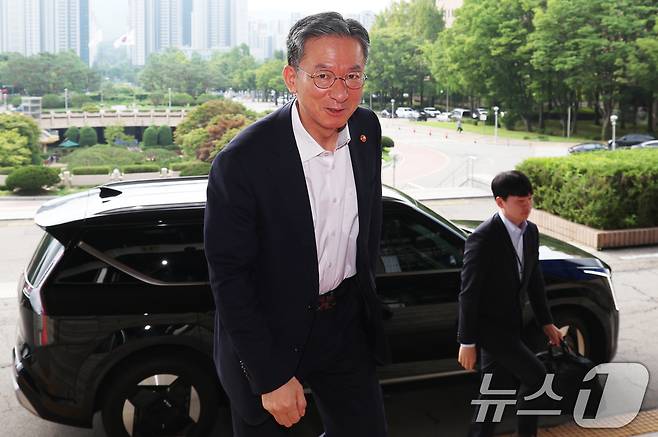 정성호 법무부 장관이 7일 오전 경기도 과천시 정부과천청사 법무부로 출근을 하고 있다. 법무부는 이날 오후 2시부터 정부과천청사에서 사면심사위를 열어 8.15 광복절 특사 대상자를 심사한다. 2025.8.7/뉴스1