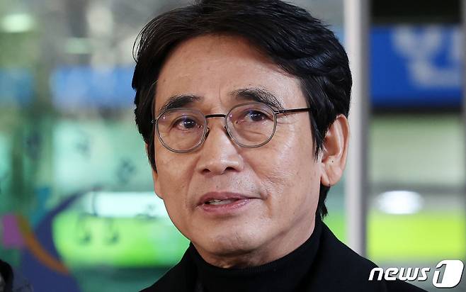 유시민 전 노무현 재단 이사장이 21일 서울 마포구 서울서부지방법원에서 열린 한동훈 법무부 장관에 대한 명예훼손 혐의 항소심 선고 공판에서 벌금 500만원을 선고 받은 후 법정을 나서며 취재진의 질문에 답하고 있다. 2023.12.21/뉴스1 ⓒ News1 김성진 기자