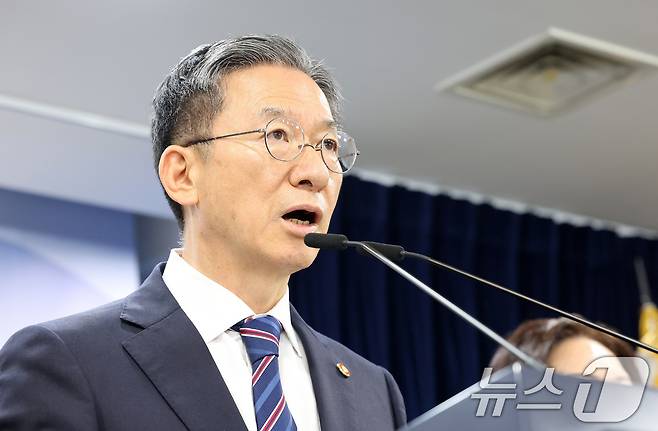 정성호 법무부 장관이 11일 오후 서울 종로구 정부서울청사에서 8·15 광복절 특별 사면 명단을 발표하고 있다. ⓒ News1 임세영 기자